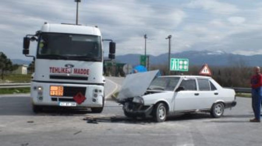 Tankerle Otomobil &Ccedil;arpıştı: 1 Yaralı