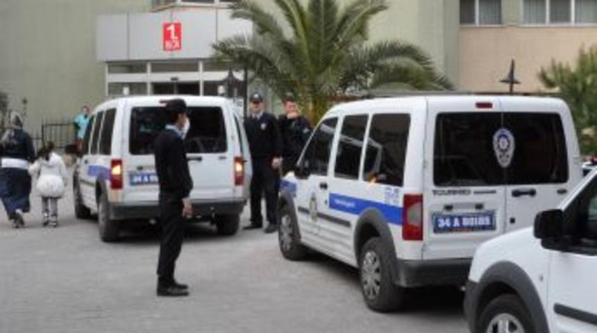 Kavgayı Ayırmaya &Ccedil;alışan Polis Kendini Vurdu