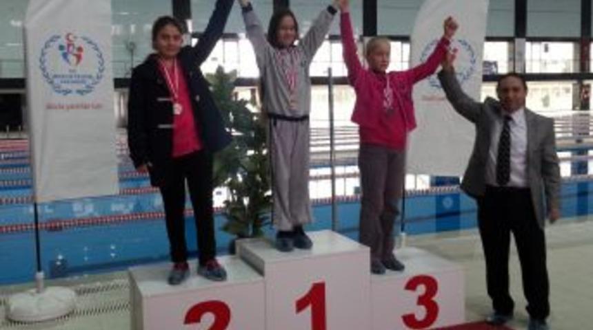 &Ouml;zel Nil&uuml;fer İrem Koleji &Ouml;ğrencisi Satran&ccedil;ta Dereceye Girdi