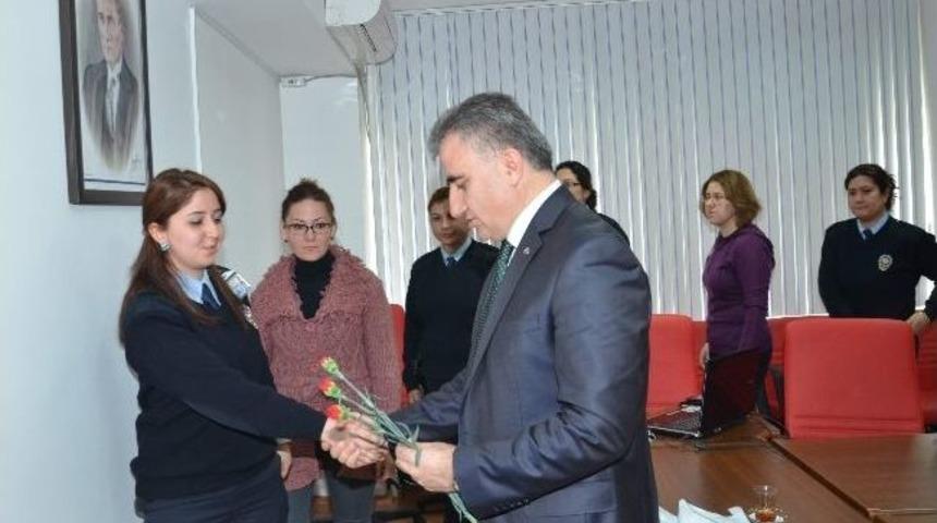 Kadın Polislere 8 Mart &Ccedil;i&ccedil;eği