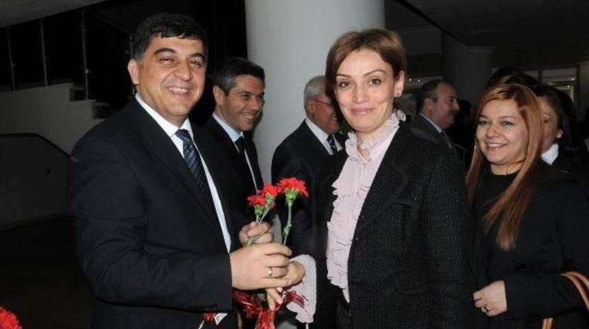 Başkan Fadıloğlu Bayan Personellere Karanfil Dağıttı