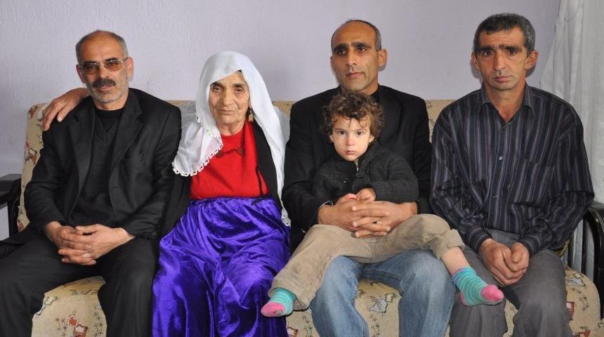 Yetim Kardeşler, Kendilerine Bakan Sabriye Turan&rsquo;a &Ccedil;i&ccedil;ekle Teşekk&uuml;r Ettiler