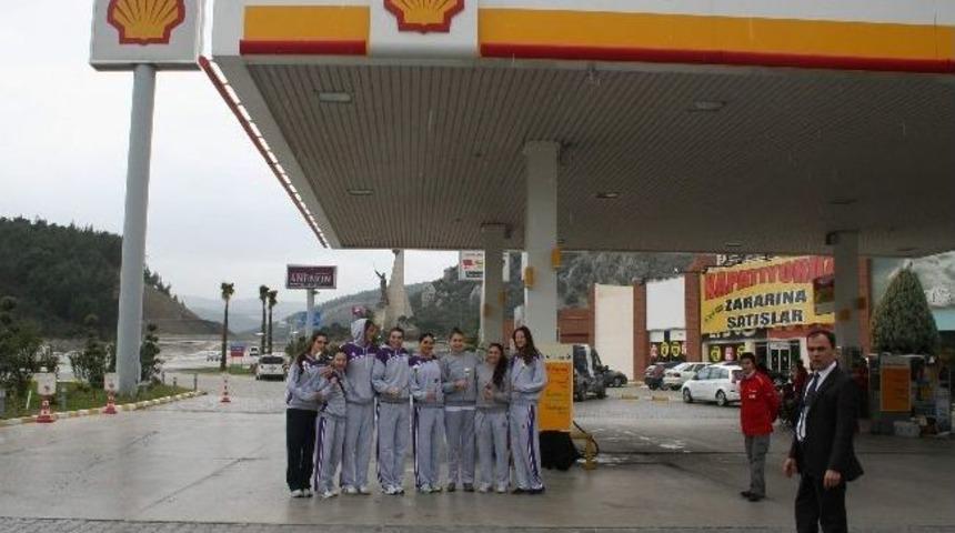 Akaryakıt Almaya Gelen Kadınlar Karanfille Karşılandı