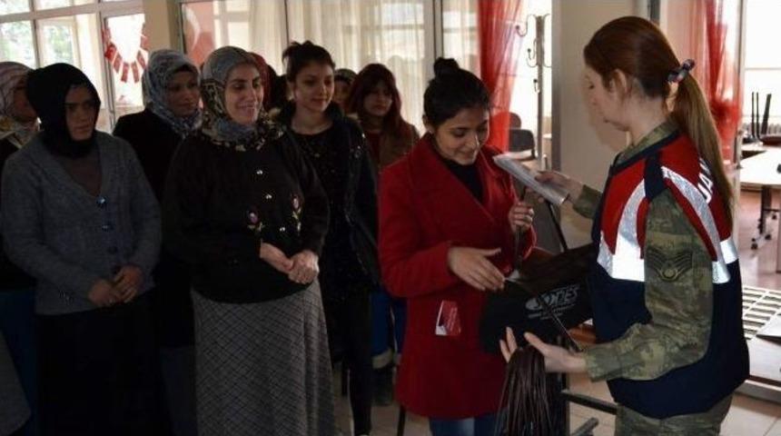 Jandarma Aile İ&ccedil;i Ve Kadına Şiddetle M&uuml;cadeleyi Anlattı