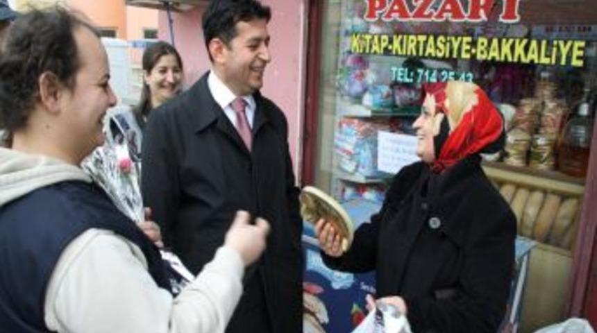 Emniyet M&uuml;d&uuml;r&uuml; Uzun, Karanfillerle Kadınlar G&uuml;n&uuml;'n&uuml; Kutladı