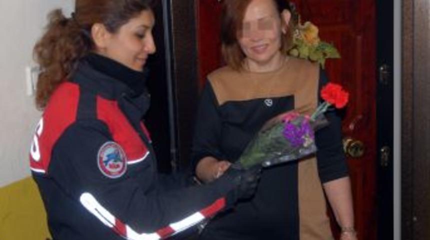 İzmir Polisinden Koruma Altındaki Kadınlara &Ccedil;i&ccedil;ek