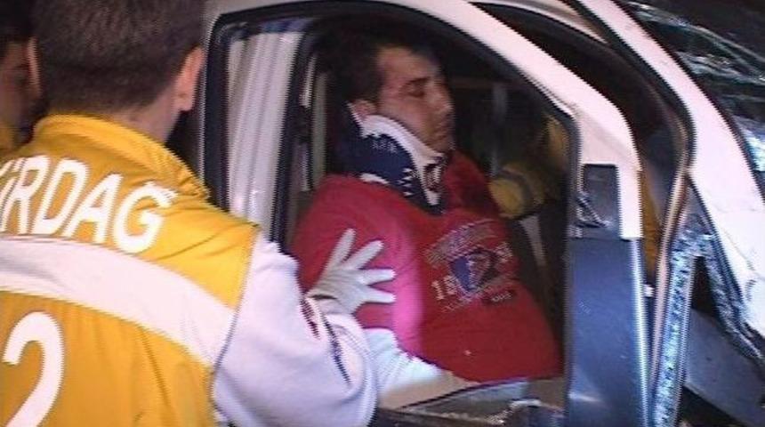 Yolcu Midib&uuml;s&uuml; İle Kamyonet &Ccedil;arpıştı: 2&rsquo;si Ağır 9 Yaralı