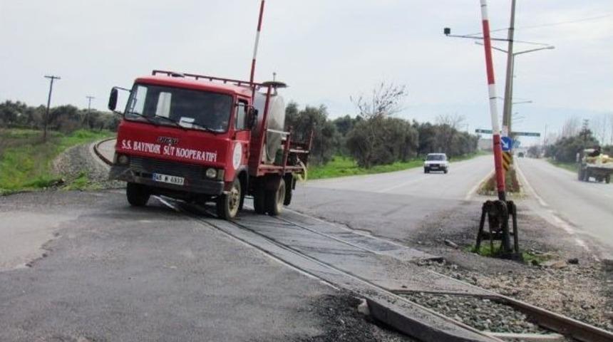 Bayındır Girişindeki Hemzemin Ge&ccedil;ide Dikkat