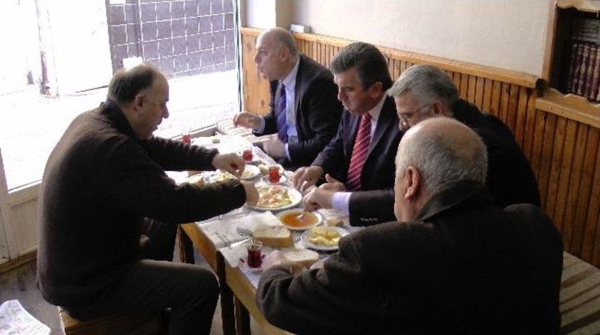 Başkan Albayrak Esnaflarla Kahvaltıda Buluştu