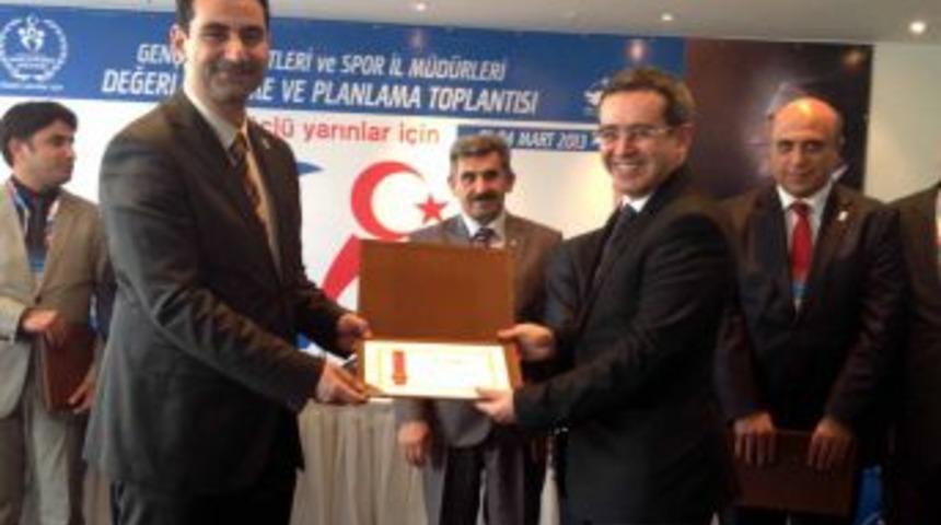 Diyarbakır Gen&ccedil;lik Spor İl M&uuml;d&uuml;r&uuml; Umut&rsquo;a Başarı Plaketi Verildi