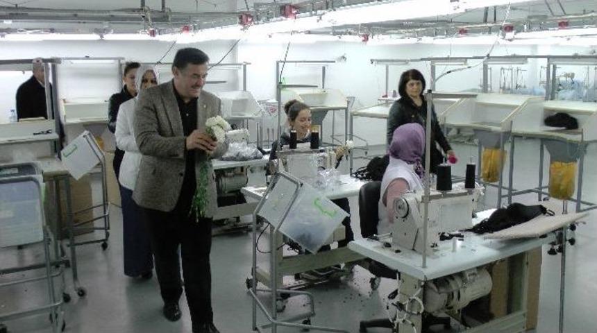 Milletvekili &Ccedil;akır, &Ccedil;alışan Bayanları Unutmadı