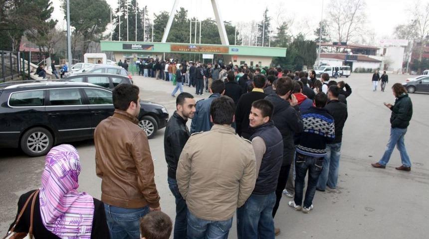 Bursasporlular, Fenerbah&ccedil;e Ma&ccedil;ı Biletlerine Yoğun Ilgi G&ouml;sterdi