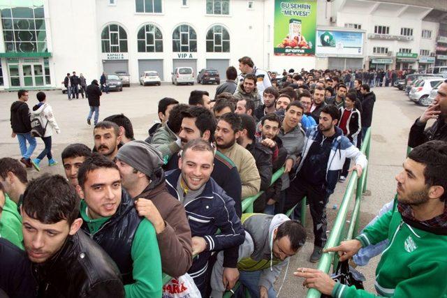 Bursasporlular, Fenerbahçe Maçı Biletlerine Yoğun Ilgi Gösterdi