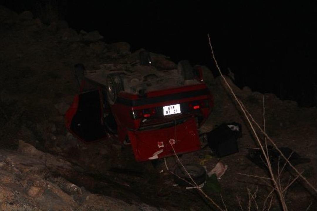 Otomobil dereye u&ccedil;tu: 3 yaralı