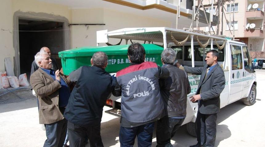 İnşaat iş&ccedil;isi &ccedil;&ouml;ken duvarın altında kaldı