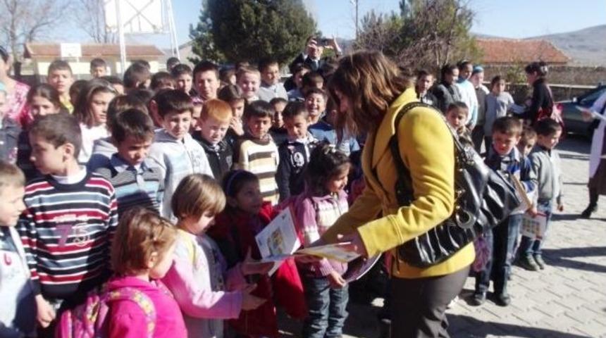 Hakim &Ouml;zge Kayakuzgun&rsquo;dan &Ouml;ğrencilere Kitap Hediyesi