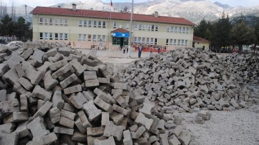 Yeşilbaşk&ouml;y'de Okullarda Parke D&ouml;şeme &Ccedil;alışmaları
