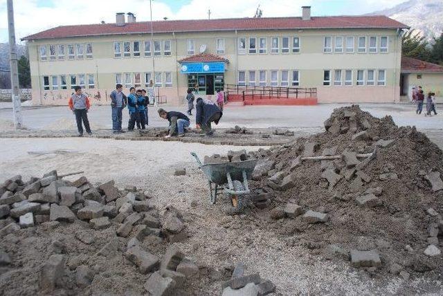 Yeşilbaşköy'de Okullarda Parke Döşeme Çalışmaları