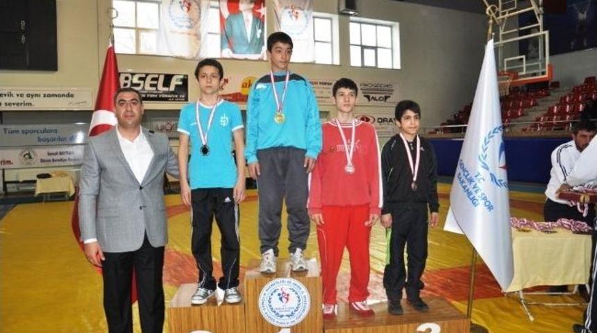 260 G&uuml;reş&ccedil;i D&uuml;zce&rsquo;de Madalya İ&ccedil;in G&uuml;reşti