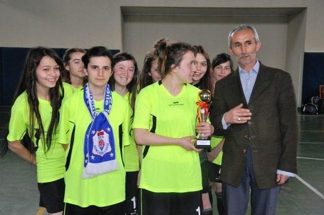 Kızlar Futsal’da Varlığını Hissettirdi