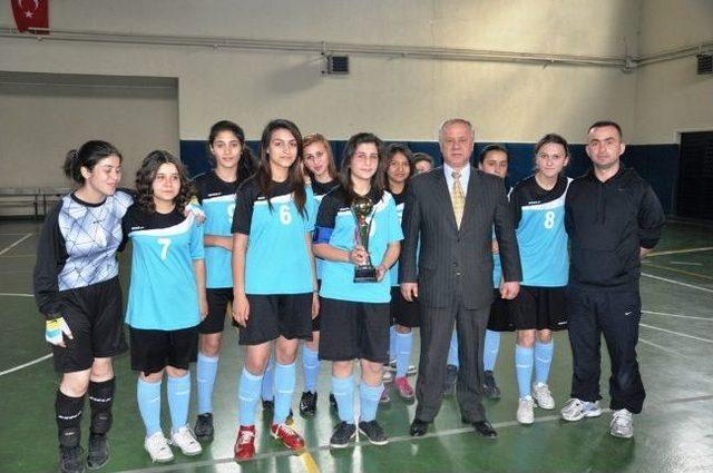 Kızlar Futsal’da Varlığını Hissettirdi