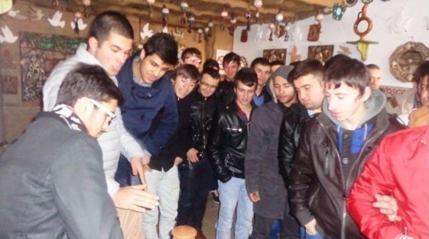 D&uuml;zceli Seyyahlar Peri Bacalarını Gezdi