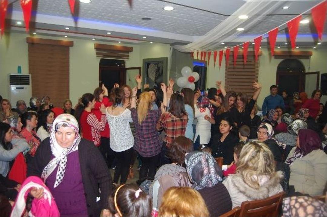 Başkan&rsquo;dan İl&ccedil;e Kadınlarına, Kadınlar G&uuml;n&uuml; Jesti