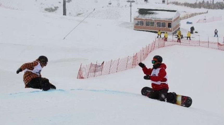 Paland&ouml;ken&rsquo;de Snowboard Şovu S&uuml;r&uuml;yor
