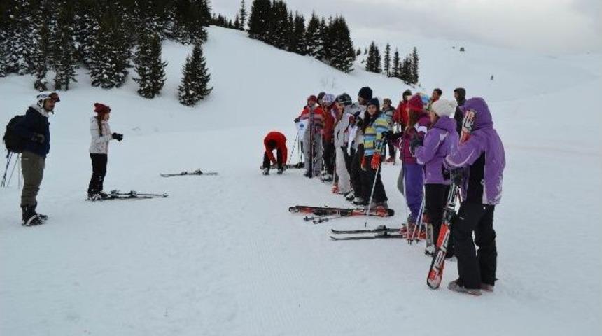 &Uuml;niversite &Ouml;ğrencileri İlk Defa Kayakla Tanıştı