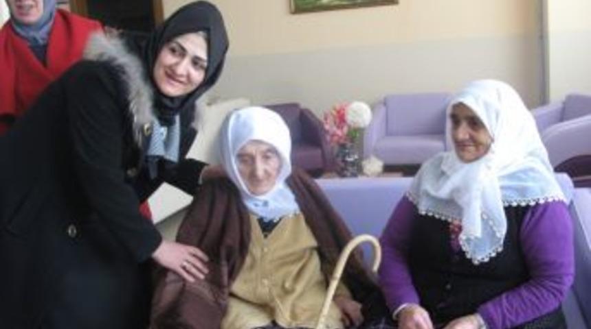 Belediye Başkanı'nın Eşi Nurg&uuml;l Arslan, Huzurevinde Kalan Kadınları Ziyaret Etti