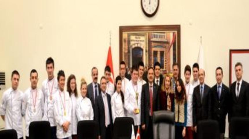 Rekt&ouml;rden Mengen MYO'nun Uluslararası Başarısına &Ouml;d&uuml;l