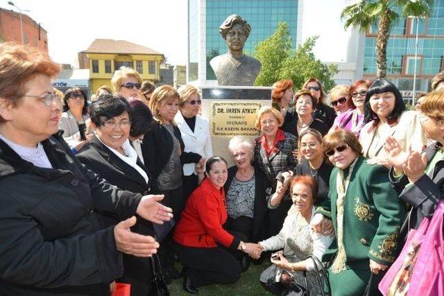 Zübeyde Hanım Parkı’na İmren Aykut Büstü