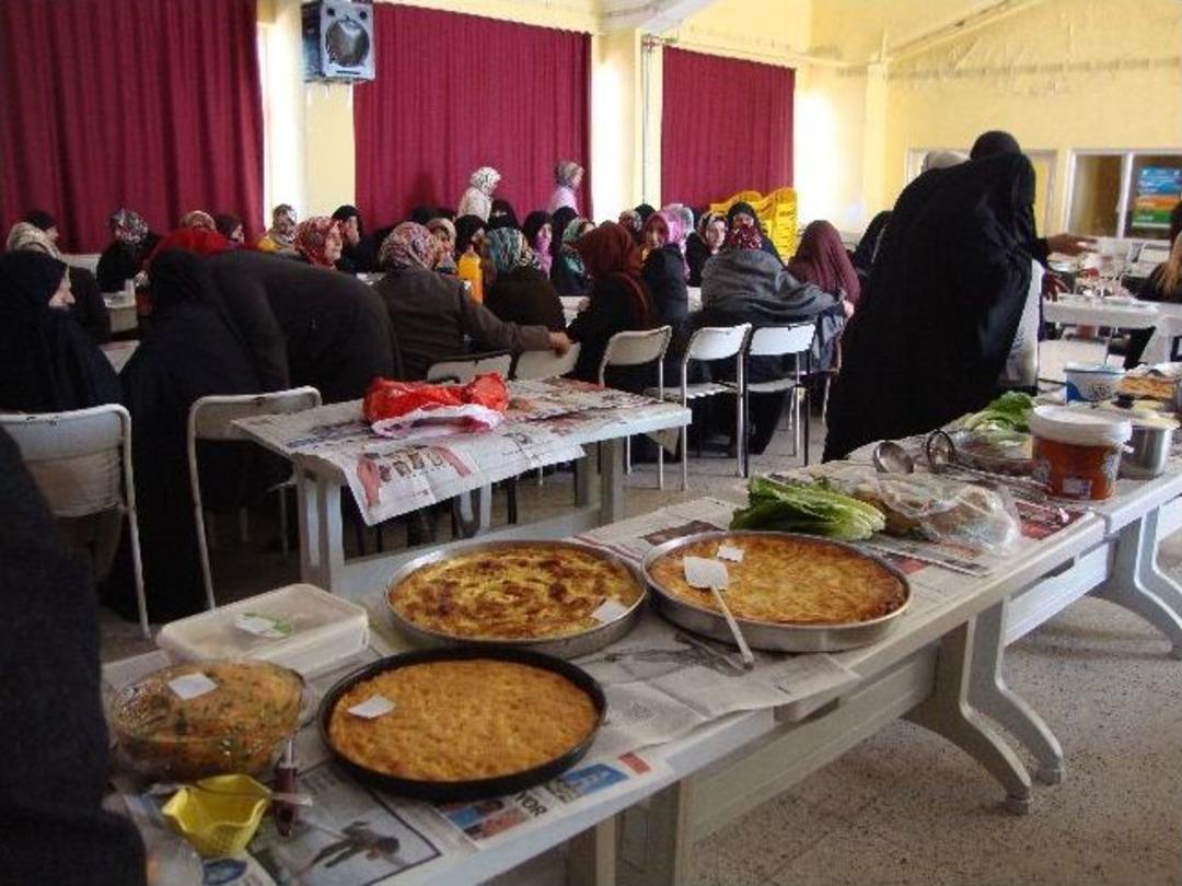 Kadınlar G&uuml;n&uuml;nde, Pazaryolu&rsquo;nda Yemek Ziyafeti