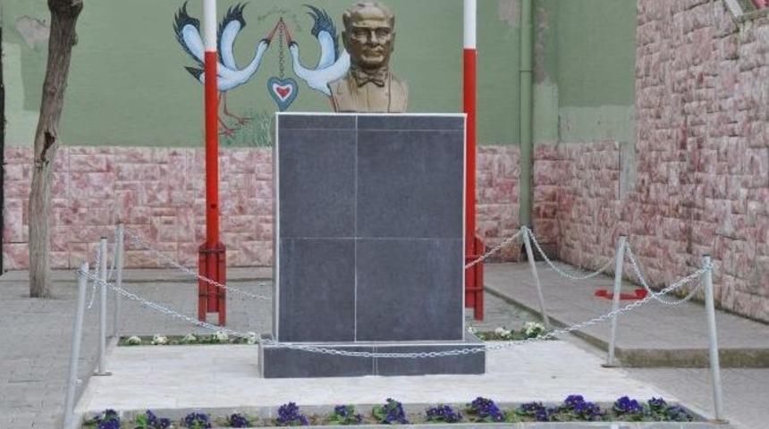 Manisa Belediyesi&rsquo;nden Okula Atat&uuml;rk B&uuml;st&uuml;