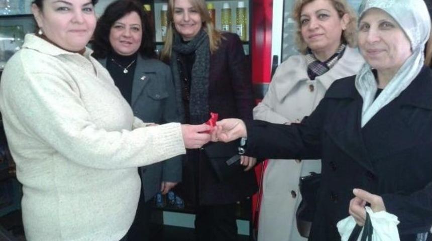 Mhp&rsquo;li Kadınlardan &Ccedil;alışan Kadınlara Ay Yıldızlı Kolye