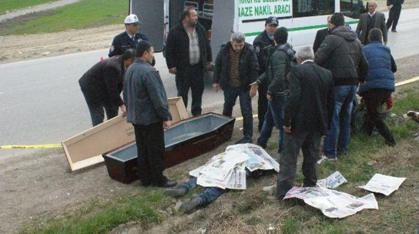 Yol Kenarında &Ouml;l&uuml; Bulundu