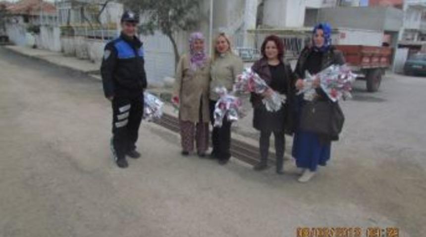 Soma Toplum Merkezi'nden, Kadınlara Karanfilli Kutlama S&uuml;rprizi