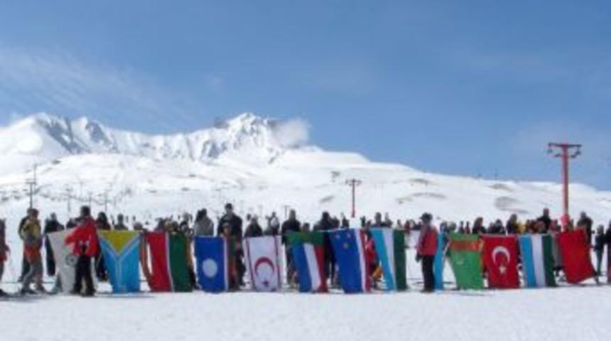 T&uuml;rk Devletlerinin Bayraklarıyla Erciyes&rsquo;te G&ouml;steri