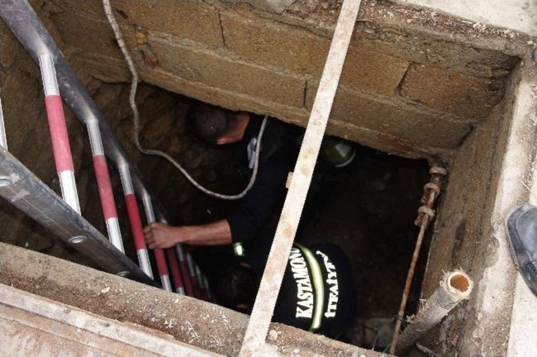 Temizlemek İ&ccedil;in İndiği Kuyuya D&uuml;şt&uuml;