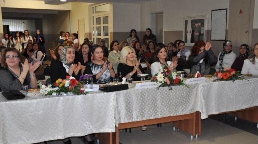 Kız Meslek Lisesi'nde Kutlama