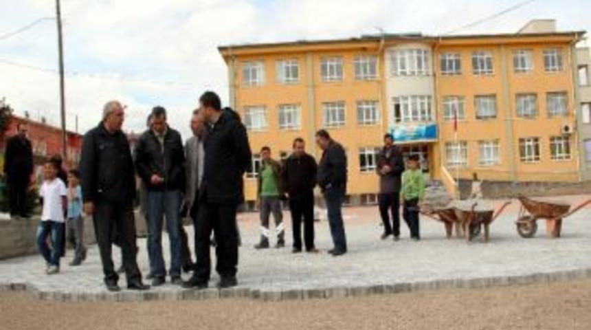 Suşehri Belediyesi Okullarda &Ccedil;evre D&uuml;zenleme &Ccedil;alışması Yaptı