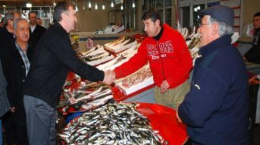 Başkan Aky&uuml;rek Balık Hali Esnafıyla Bir Araya Geldi