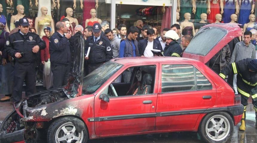 Seyir Halindeki Ara&ccedil; Alev Alev Yandı