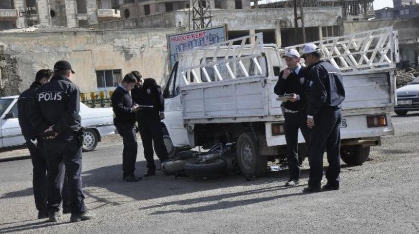 Siverek'te Motosiklet İle Kamyonet &Ccedil;arpıştı: 1 Yaralı