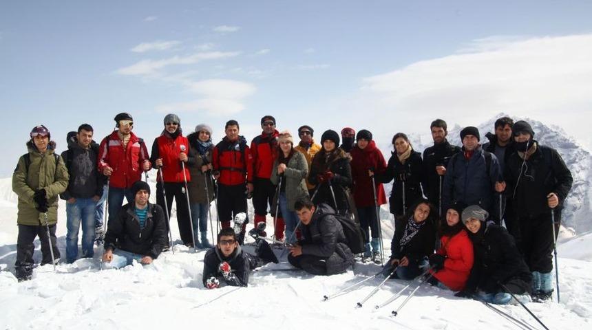 Hakkari'de 'Kış Doğa Y&uuml;r&uuml;y&uuml;ş&uuml;' Yapıldı