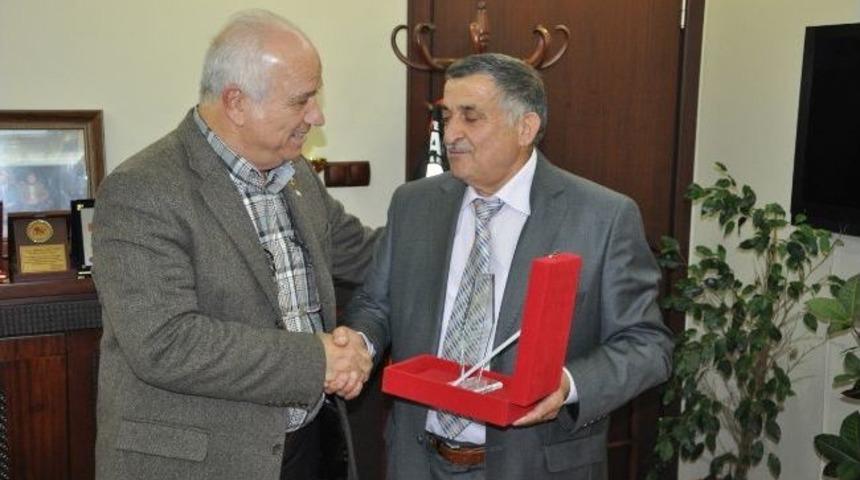 &Ccedil;ift&ccedil;i Malları Meclisi'nden Başkan Akt&uuml;rk'e Plaket
