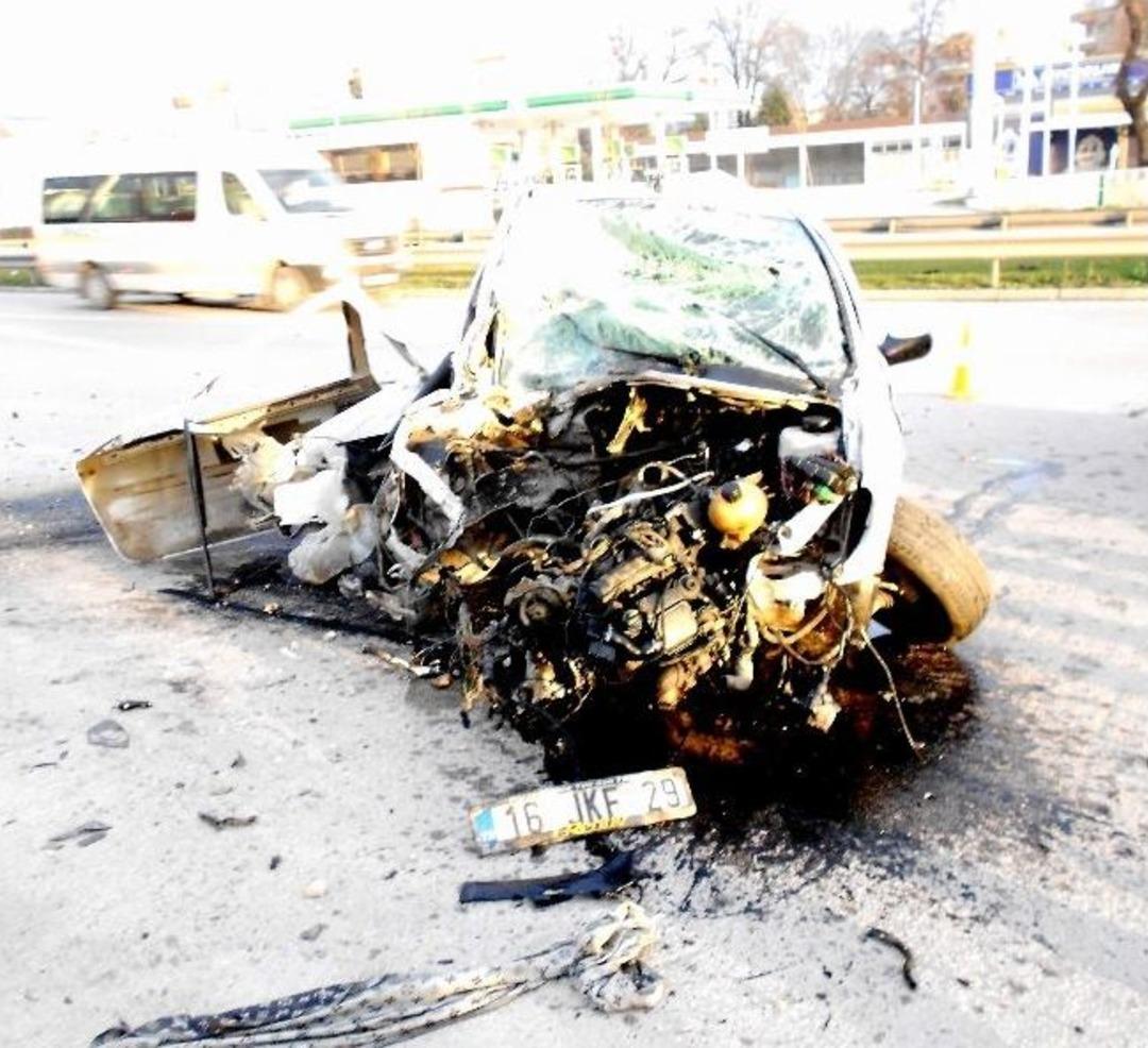 (&ouml;zel Haber) 205 Km Hızla Direğe &Ccedil;arptı Kazadan Yaralı Kurtuldu