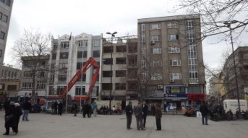 5 Katlı Bina, 5 Satte Yıkıldı