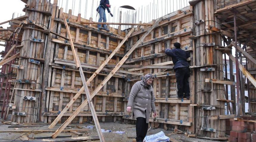 T&uuml;rkiye&rsquo;nin Ilk Kadın Cami Dernek Başkanı Camisine Yardım Bekliyor