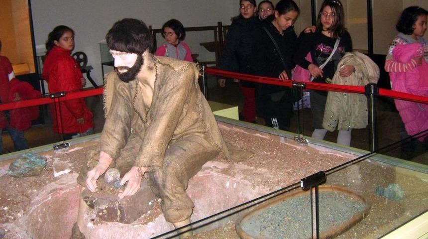 &Ouml;ğrenciler Tabiat Tarihi M&uuml;zesi&rsquo;ni Gezdi